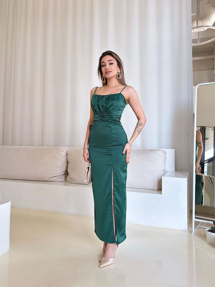 Askılı Beli Büzgülü Ve Oturtmalı Sıtar Zümrüt Kadın Yırtmaçlı Saten Elbise 25Y096