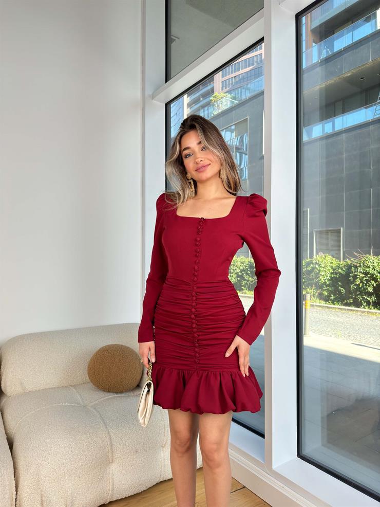 Kare Yaka Önü Düğme Detaylı Drapeli Etek Ucu Fırfırlı Stayle Bordo Mini Elbise 25K436