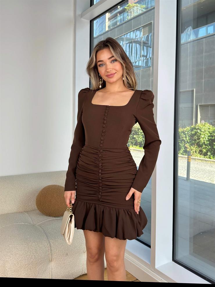 Kare Yaka Önü Düğme Detaylı Drapeli Etek Ucu Fırfırlı Stayle Kahve Mini Elbise 25K436
