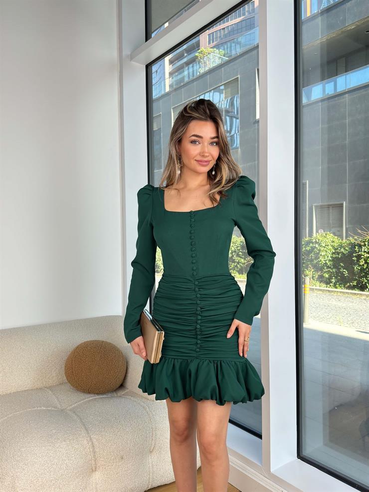 Kare Yaka Önü Düğme Detaylı Drapeli Etek Ucu Fırfırlı Stayle Zümrüt Mini Elbise 25K436
