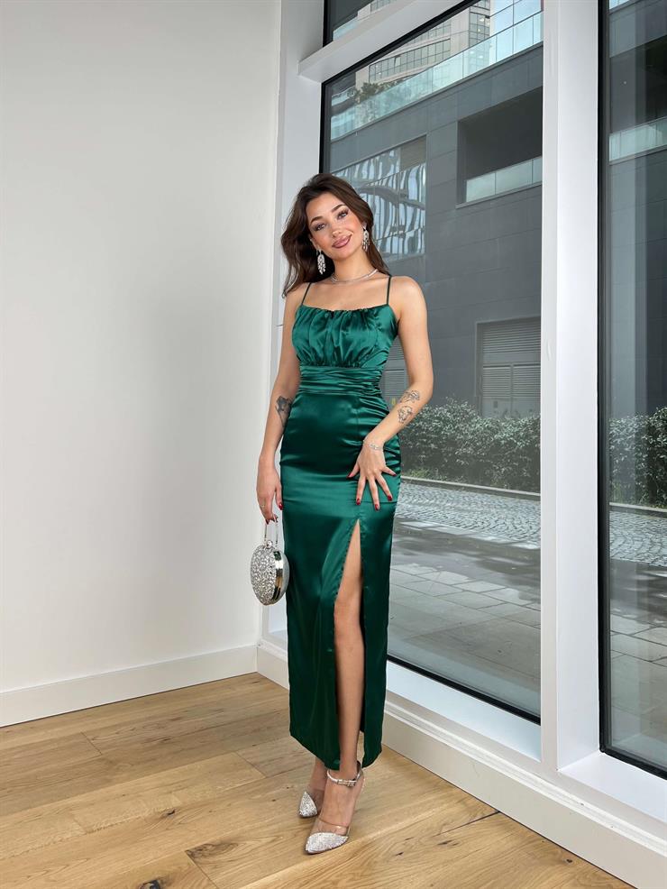 Göğüs Kısmı Büzgülü İnce Askılı Belden Oturtmalı Stefani Kadın Zümrüt Saten Elbise 24Y130