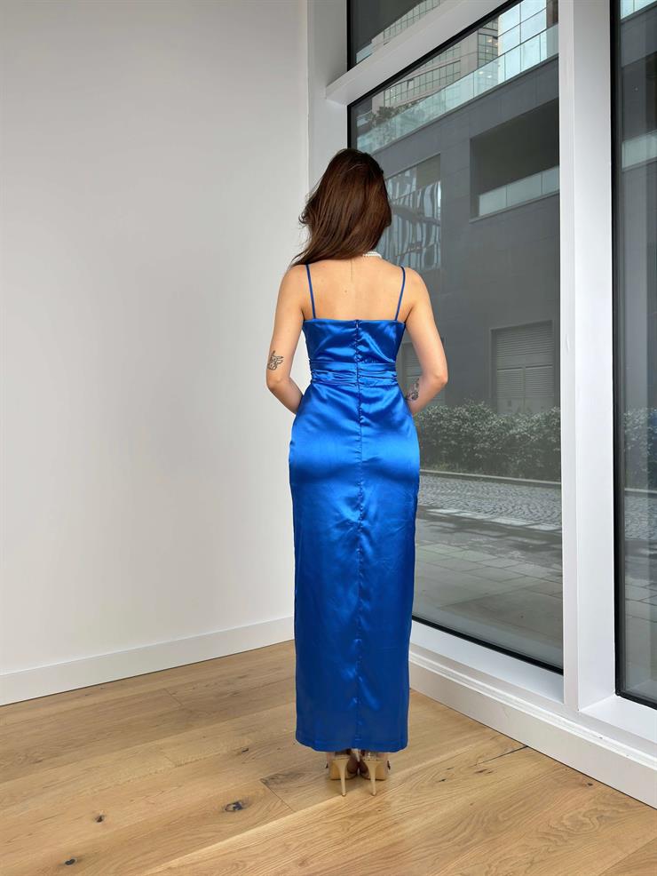 Göğüs Kısmı Büzgülü İnce Askılı Belden Oturtmalı Stefani Kadın Saks Saten Elbise 24Y130