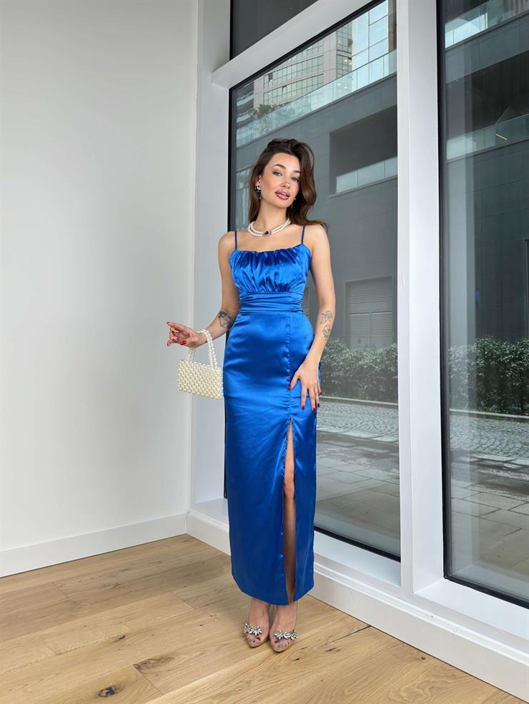 Göğüs Kısmı Büzgülü İnce Askılı Belden Oturtmalı Stefani Kadın Saks Saten Elbise 24Y130