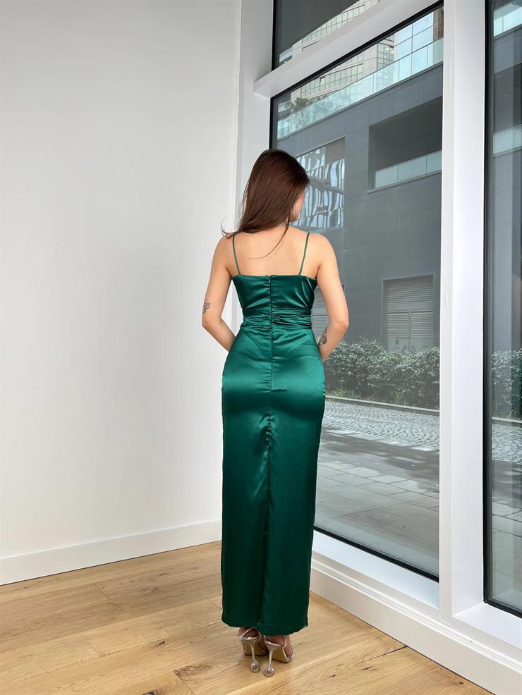 Göğüs Kısmı Büzgülü İnce Askılı Belden Oturtmalı Stefani Kadın Zümrüt Saten Elbise 24Y130