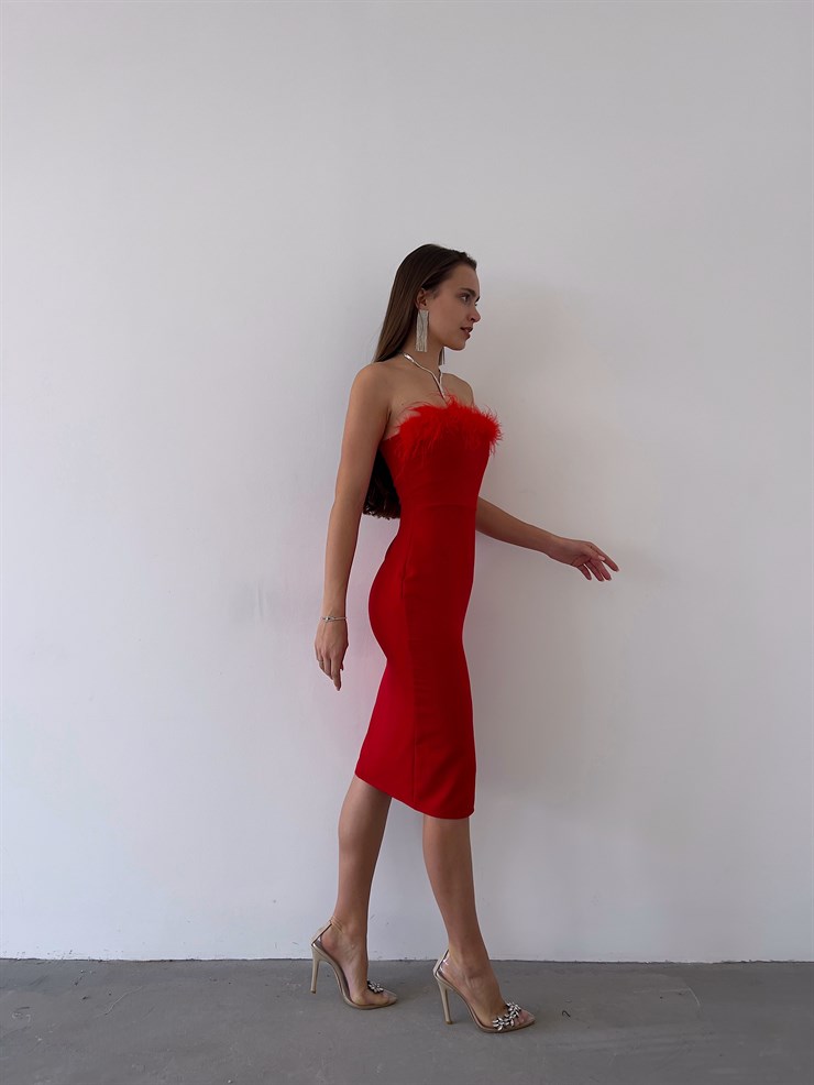 Straplez Göğüs Kısmı Tüy Detay Yırtmaçlı Orlando Kadın Kırmızı Midi Boy Elbise 23K000227