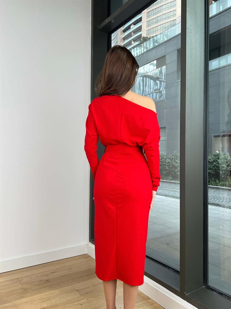 Omzu Düşük Beli Kemerli Eteği Yırtmaçlı Sunday Kadın Kırmızı Midi Elbise 24Y029
