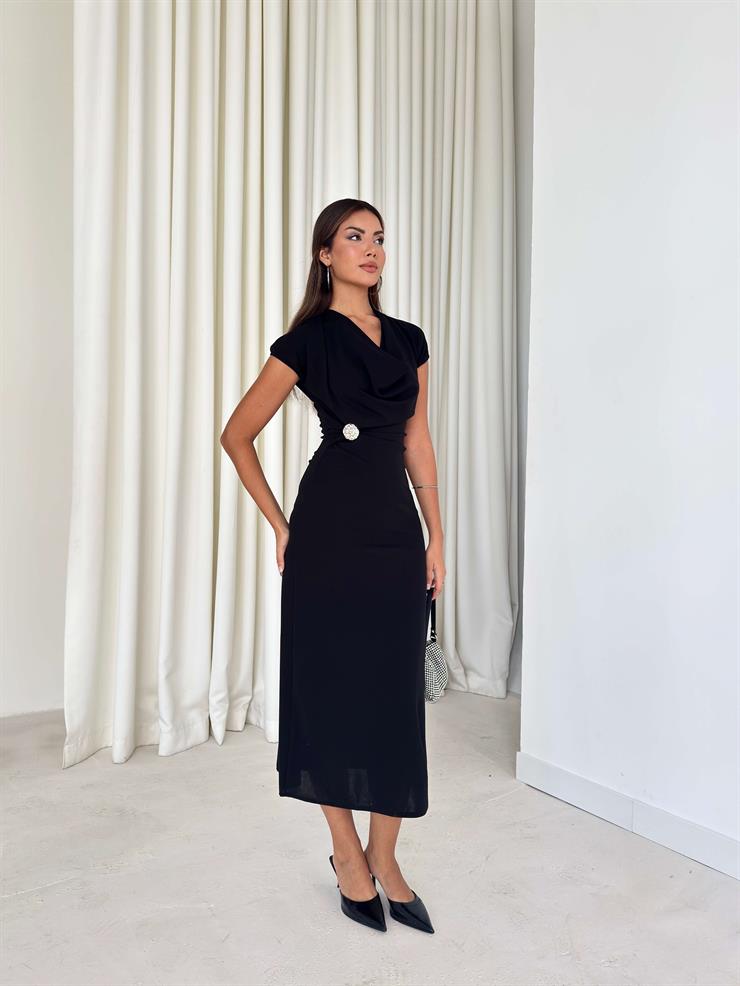 Dökümlü Yaka Aksesuarlı Belden Oturan Taline Siyah Kadın Elbise 26K042