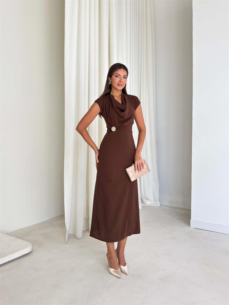 Dökümlü Yaka Aksesuarlı Belden Oturan Taline Kahve Kadın Elbise 26K042