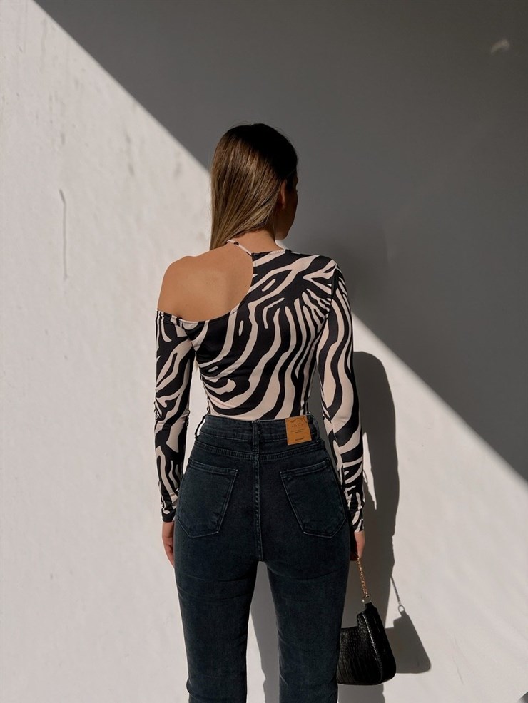 Tek Omuz Dekolte Uzun Kol Desenli Kadın Siyah Bluz 22K000463