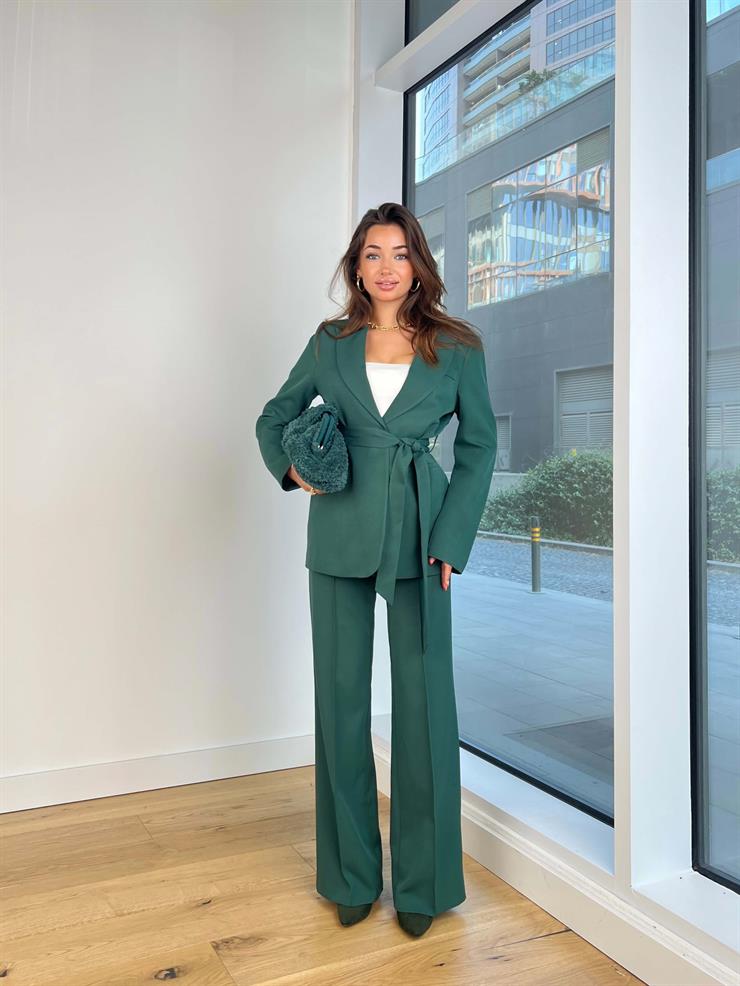 Belden Kuşaklı Blazer Ceket Yüksek Bel Bol Paça Pantolon Tian Kadın Zümrüt Takım 25K040