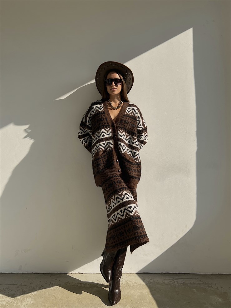 Derin V Yaka Düğme Kapamalı Yanları Cepli Trula Kadın Kahverengi Hırka 23K000399