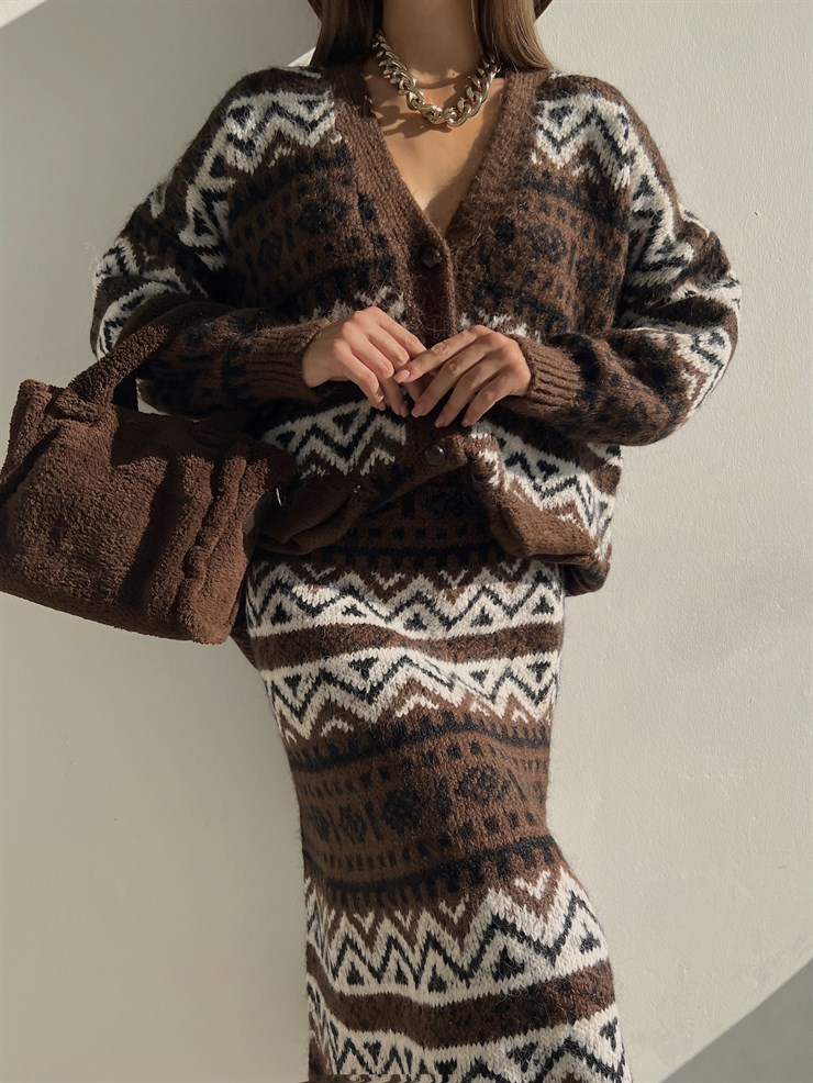 Derin V Yaka Düğme Kapamalı Yanları Cepli Trula Kadın Kahverengi Hırka 23K000399