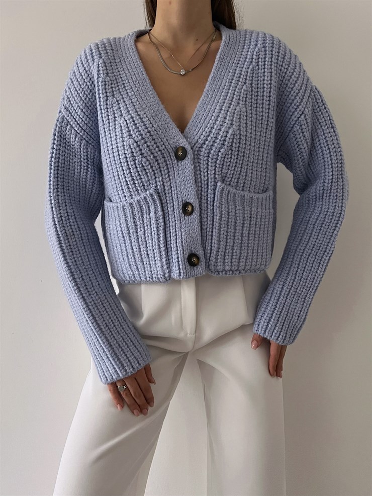 Önü Düğme Kapamalı Yanları Cepli V Yaka Kadın Mavi Crop Hırka 23K000233