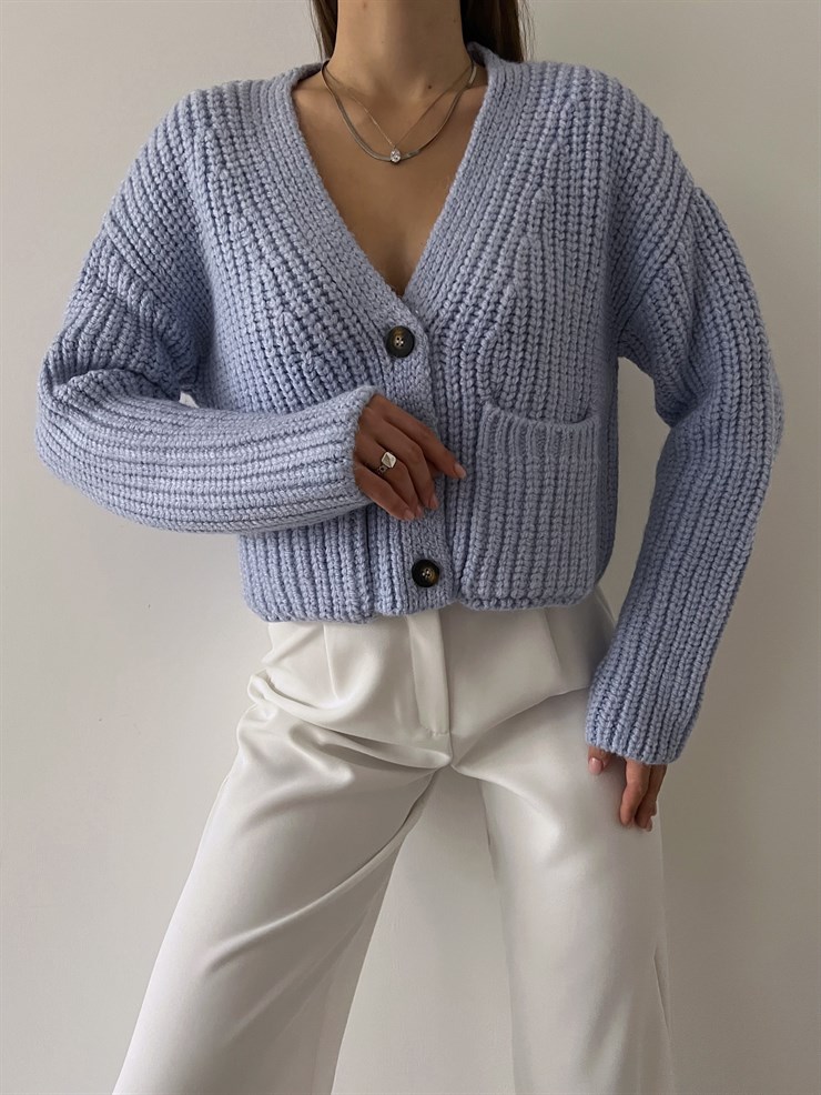 Önü Düğme Kapamalı Yanları Cepli V Yaka Kadın Mavi Crop Hırka 23K000233