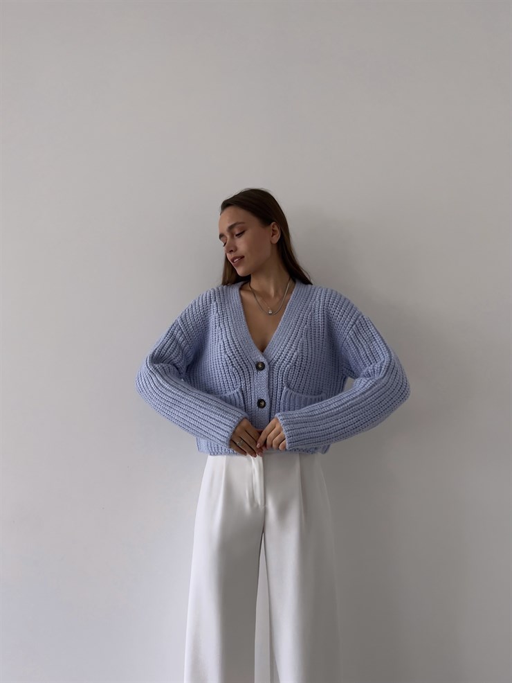 Önü Düğme Kapamalı Yanları Cepli V Yaka Kadın Mavi Crop Hırka 23K000233