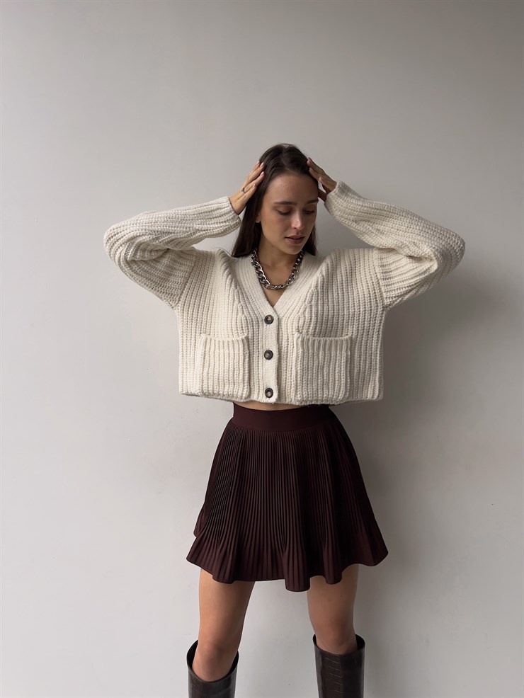 Önü Düğme Kapamalı Yanları Cepli V Yaka Kadın Ekru Crop Hırka 23K000233