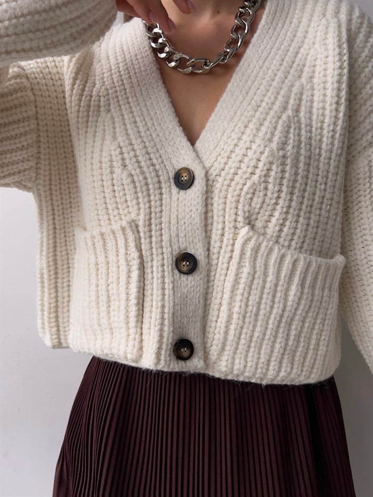 Önü Düğme Kapamalı Yanları Cepli V Yaka Kadın Ekru Crop Hırka 23K000233