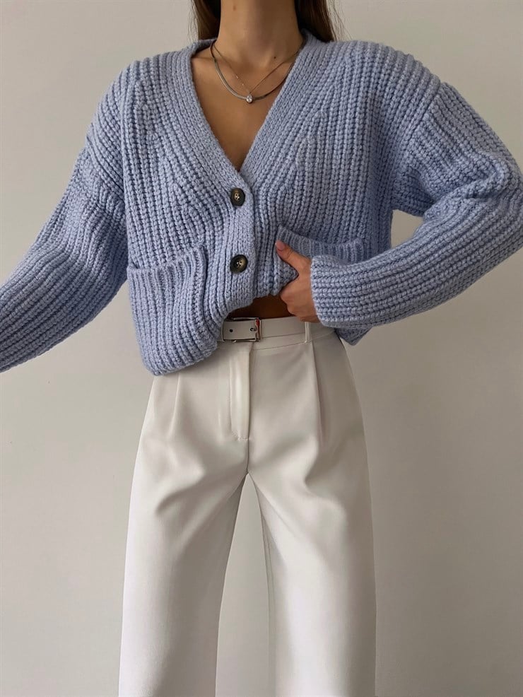 Önü Düğme Kapamalı Yanları Cepli V Yaka Kadın Mavi Crop Hırka 23K000233