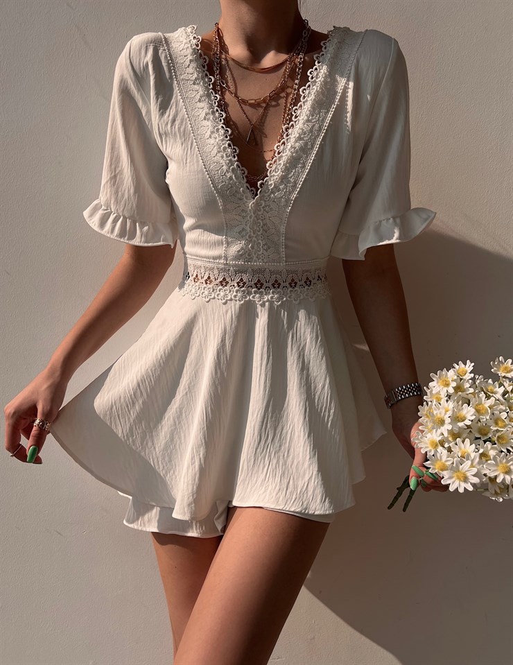 V Yaka Önü Dantel Detay Volanlı Devyn Kadın Beyaz Şort Tulum 22Y000078