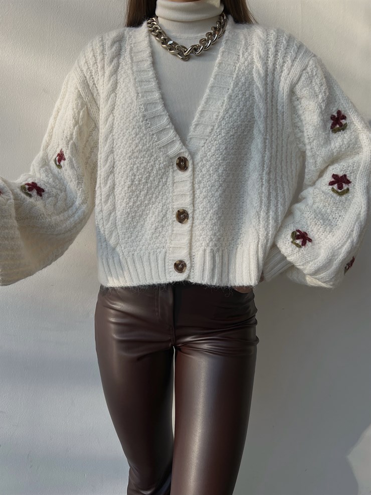 V Yaka Önü Düğme Kapamalı Nicola Kadın Ekru Hırka 23K000247