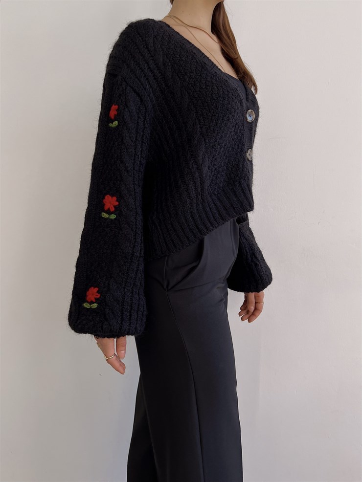 V Yaka Önü Düğme Kapamalı Nicola Kadın Siyah Hırka 23K000247