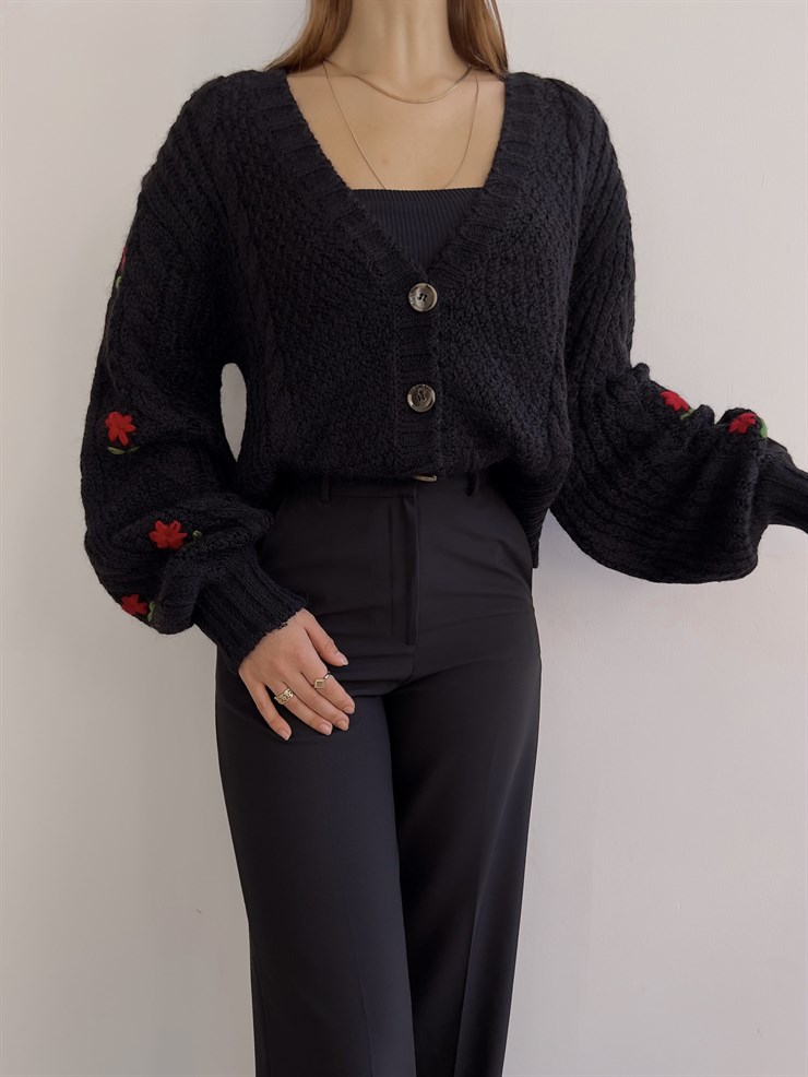 V Yaka Önü Düğme Kapamalı Nicola Kadın Siyah Hırka 23K000247