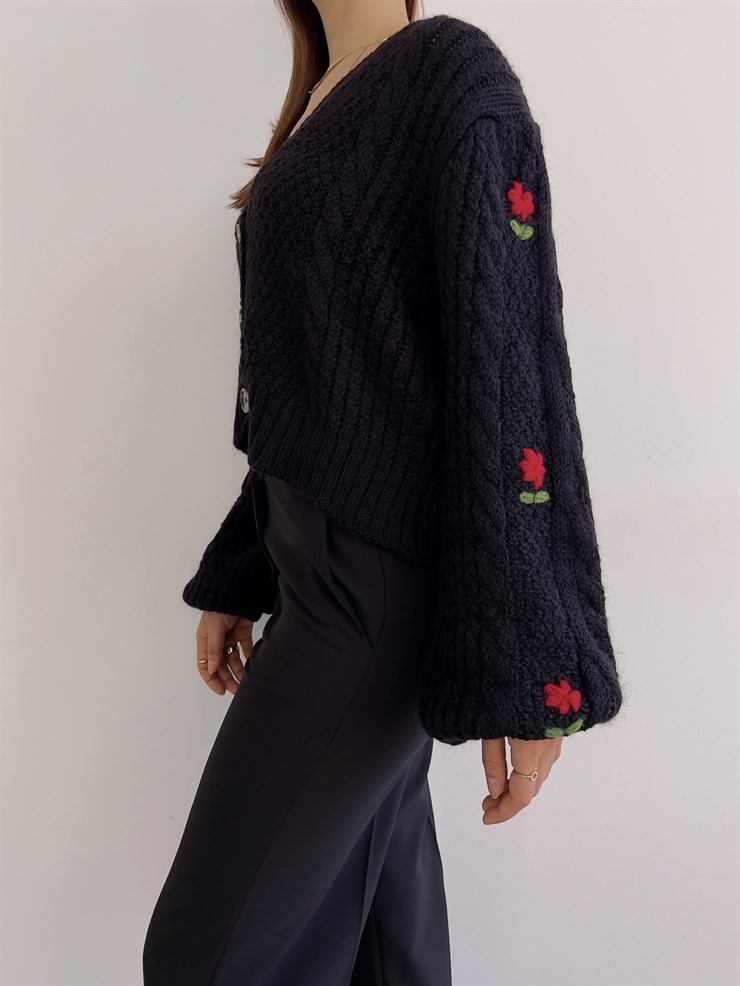 V Yaka Önü Düğme Kapamalı Nicola Kadın Siyah Hırka 23K000247