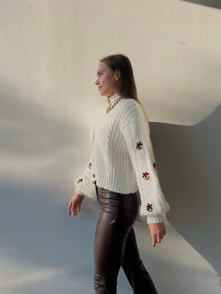 V Yaka Önü Düğme Kapamalı Nicola Kadın Ekru Hırka 23K000247