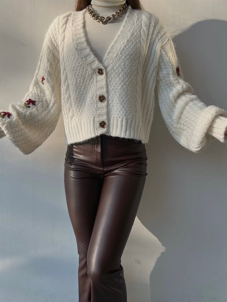 V Yaka Önü Düğme Kapamalı Nicola Kadın Ekru Hırka 23K000247