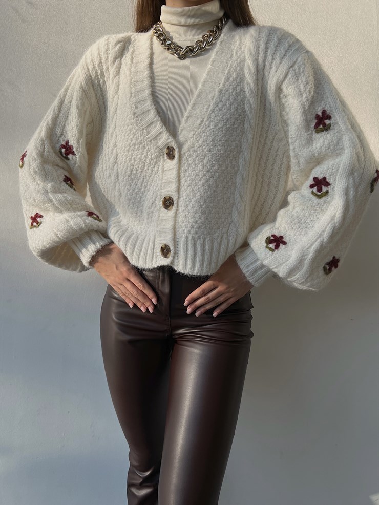 V Yaka Önü Düğme Kapamalı Nicola Kadın Ekru Hırka 23K000247