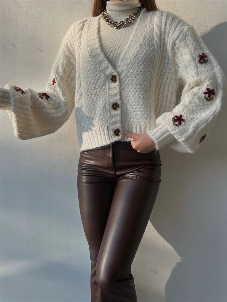 V Yaka Önü Düğme Kapamalı Nicola Kadın Ekru Hırka 23K000247