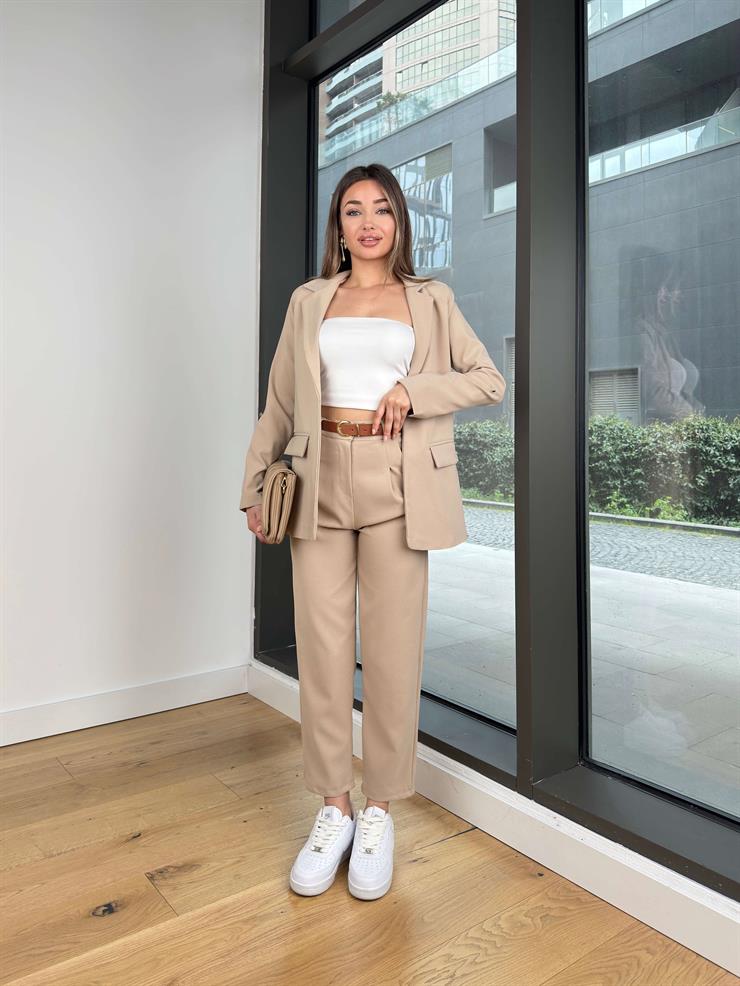 Omuz Vatkalı Blazer Ceket Beli Kemerli Pantolon Vans Bej Kadın Takım 25Y229