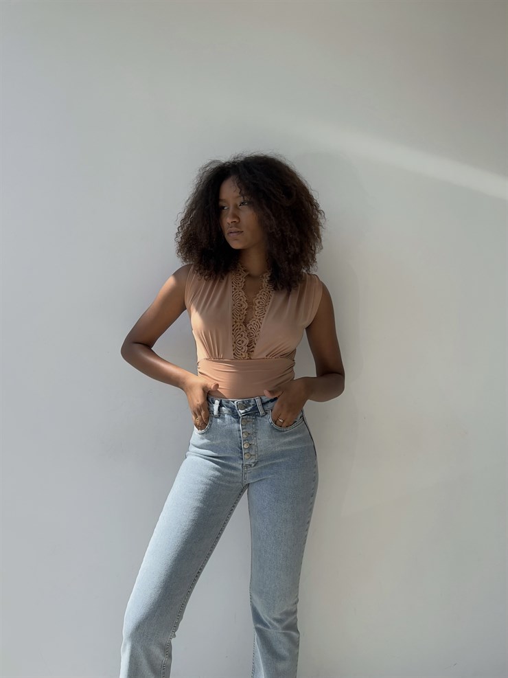 Vatkalı Derin V Dantel Yaka Elanor Kadın Camel Bodysuit 22Y000067