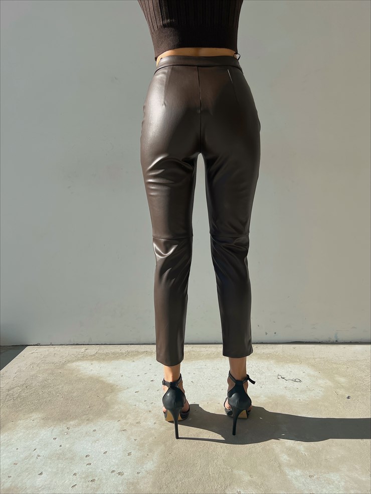 Vegan Deri Önü Fermuar Kapamalı Leoda Kadın Kahve Pantolon 23K000020