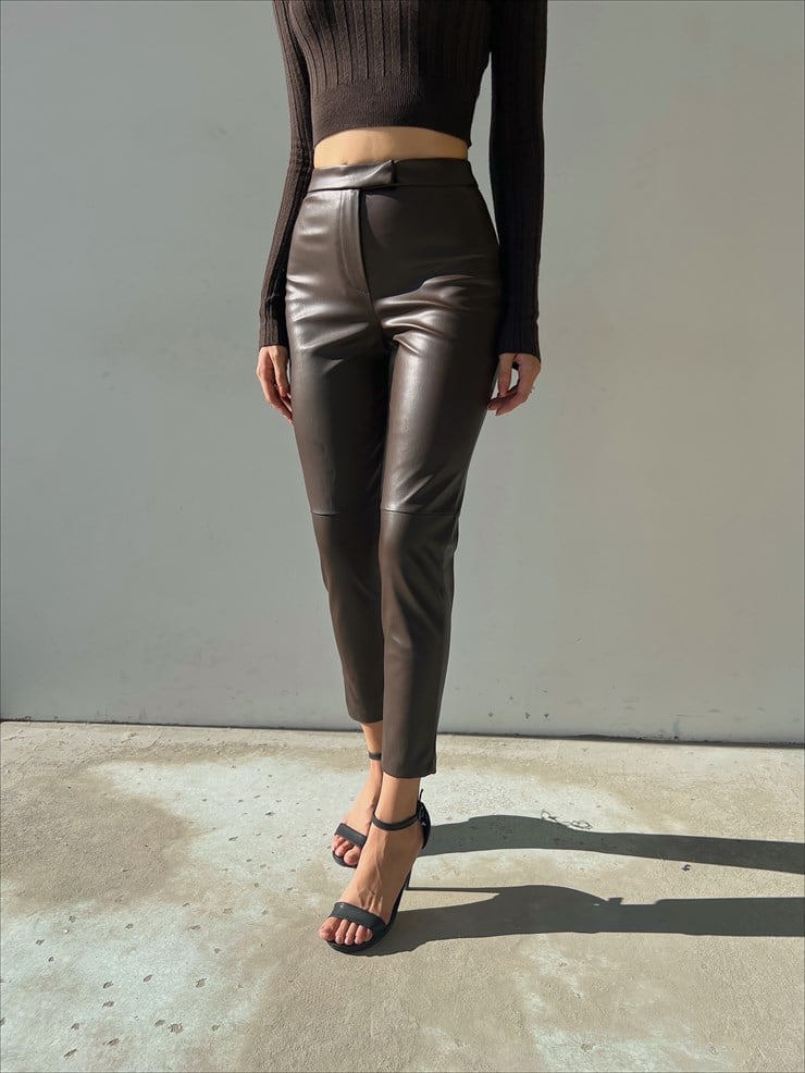 Vegan Deri Önü Fermuar Kapamalı Leoda Kadın Kahve Pantolon 23K000020