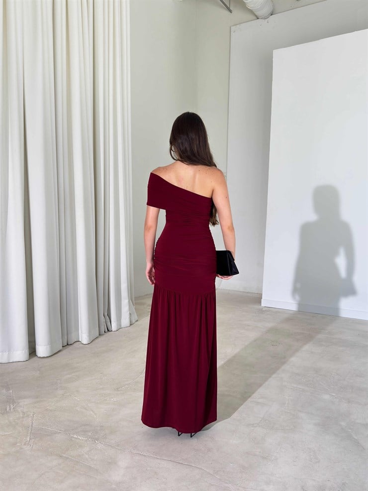 Tek Omuz Aksesuar Detaylı Yırtmaçlı Maxi Boy Bordo Vernon Kadın Elbise 26Y414