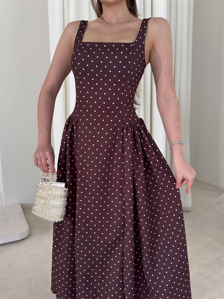 Kare Yaka Puantiyeli Kalın Askılı Yandan Drape Detaylı Kahverengi Midi Violet Kadın Elbise 26Y125