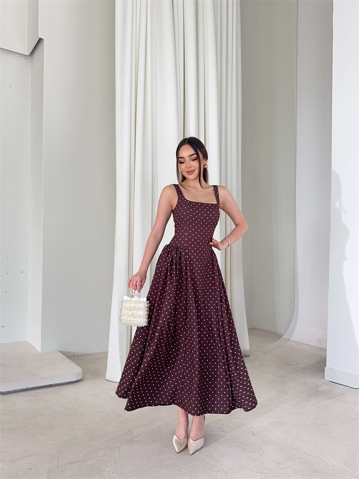 Kare Yaka Puantiyeli Kalın Askılı Yandan Drape Detaylı Kahverengi Midi Violet Kadın Elbise 26Y125