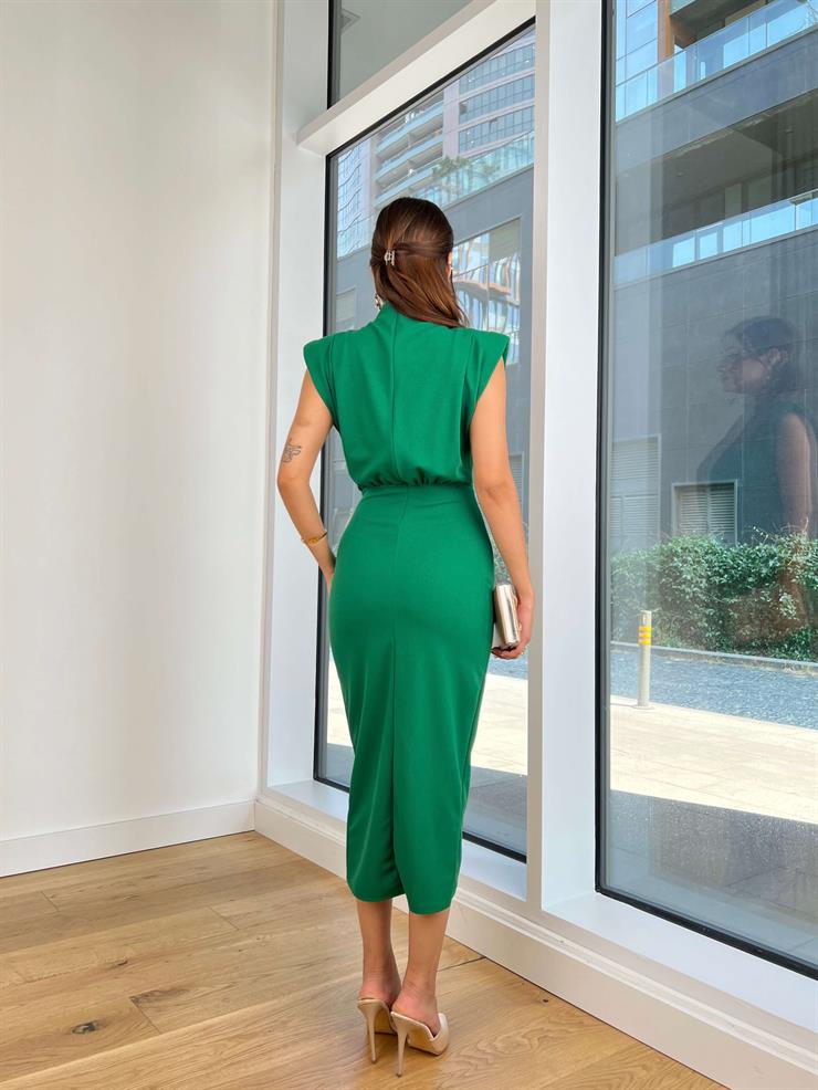 Yarım Boğazlı Kolsuz Drapeli Aksesuarlı Eteği Kruvaze Hiromi Kadın Zümrüt Midi Elbise 25K058