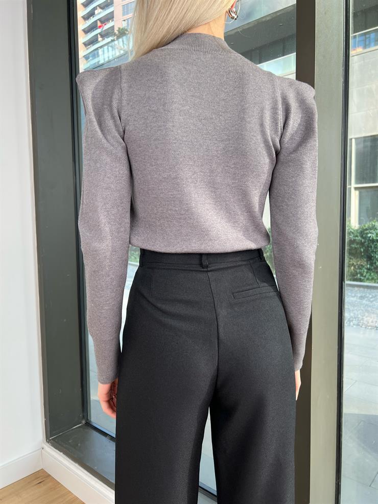 Yarım Boğazlı Omzu Vatka Görünümlü Valesca Kadın Gri Kazak 24k000086