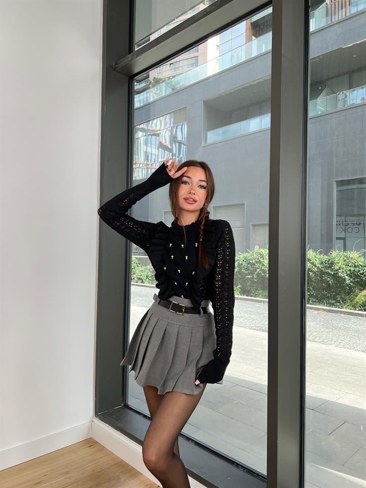 Yarım Boğazlı Önü Fırfır Detaylı Karina Kadın Siyah Taşlı Bluz 24k223