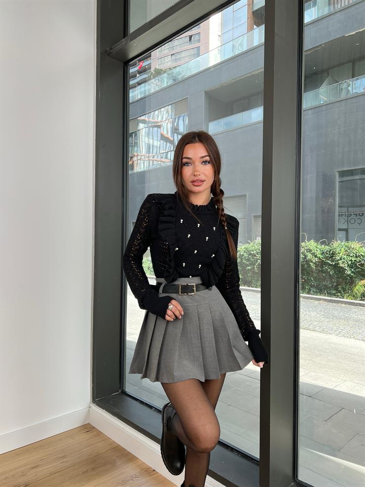 Yarım Boğazlı Önü Fırfır Detaylı Karina Kadın Siyah Taşlı Bluz 24k223