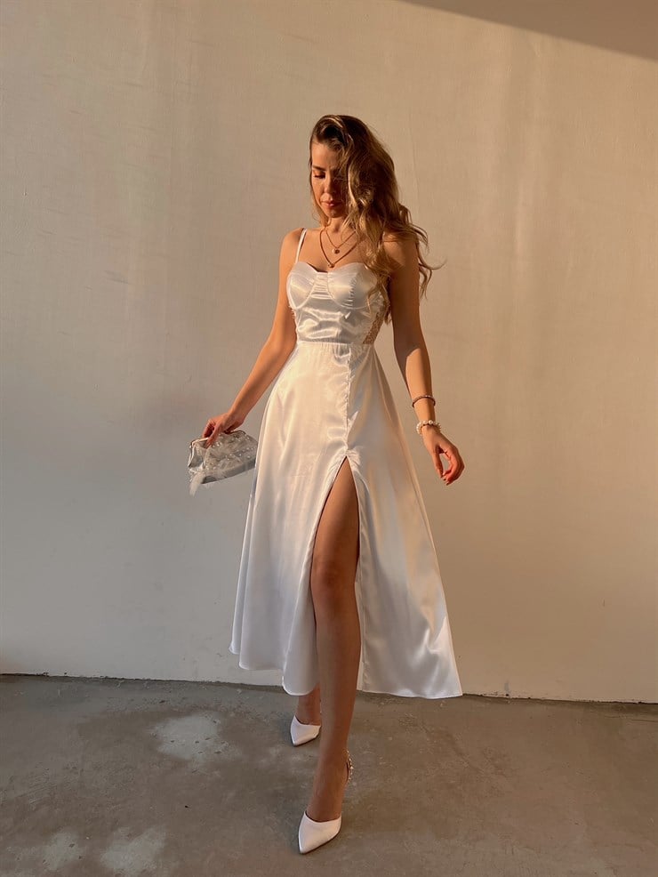 Yırtmaçlı Göğüs Kuplu İnce Askılı Astrid Kadın Beyaz Saten Elbise 22Y000036