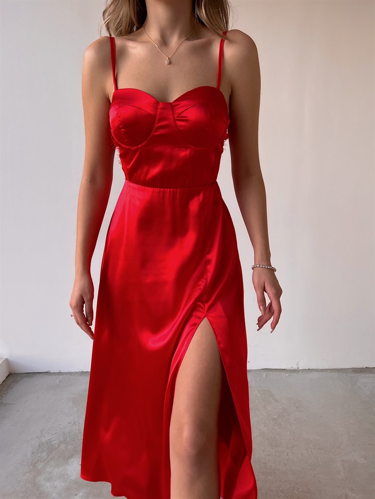 Yırtmaçlı Göğüs Kuplu İnce Askılı Astrid Kadın Kırmızı Saten Elbise 22Y000036
