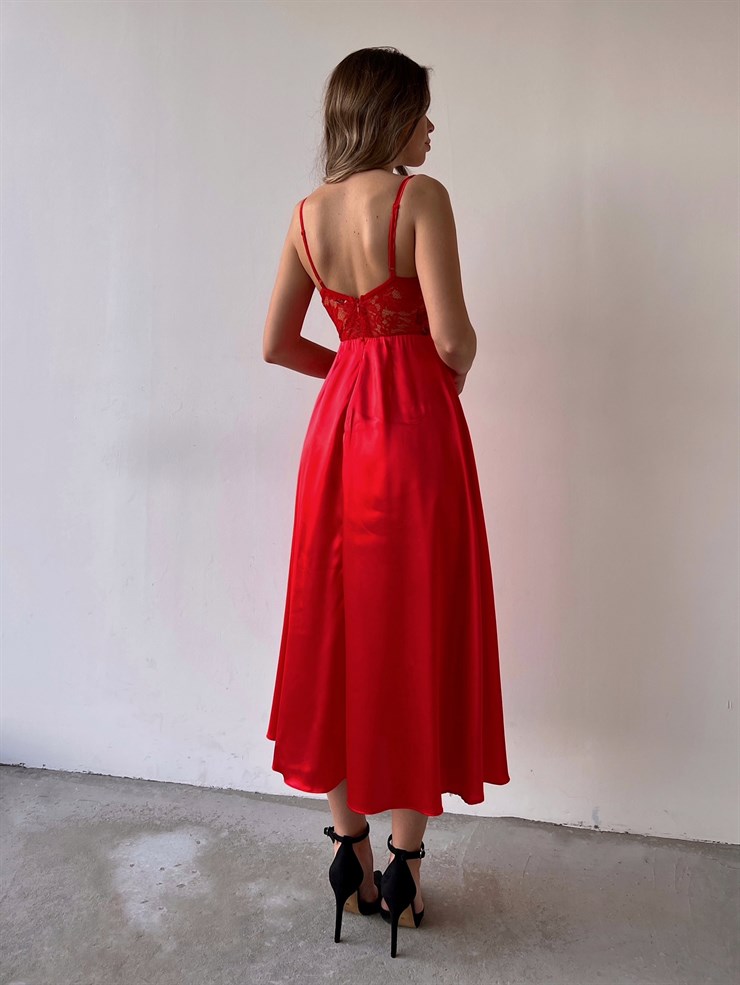 Yırtmaçlı Göğüs Kuplu İnce Askılı Astrid Kadın Kırmızı Saten Elbise 22Y000036