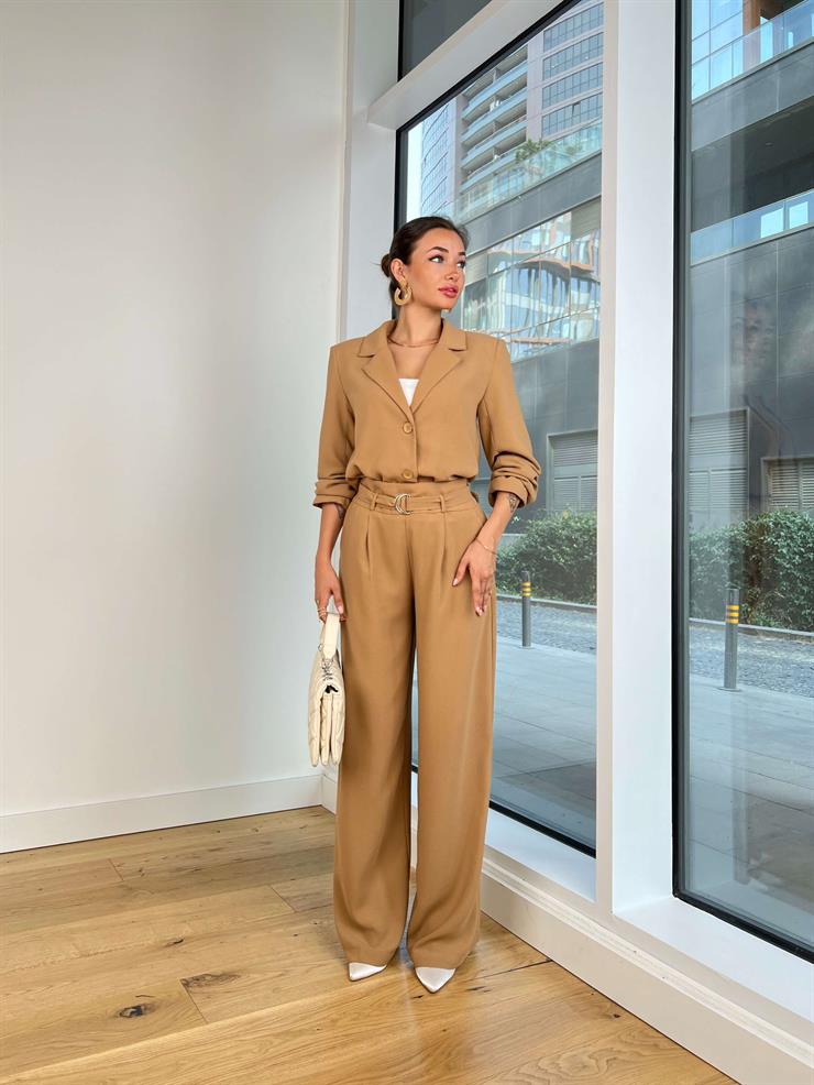 Düğme Kapamalı Blazer Ceket Yüksek Bel Kemerli Bol Paça Pantolon Yordi Kadın Camel Takım 25K063