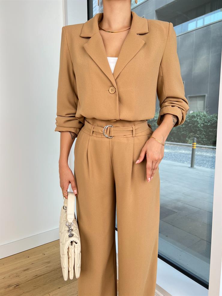 Düğme Kapamalı Blazer Ceket Yüksek Bel Kemerli Bol Paça Pantolon Yordi Kadın Camel Takım 25K063
