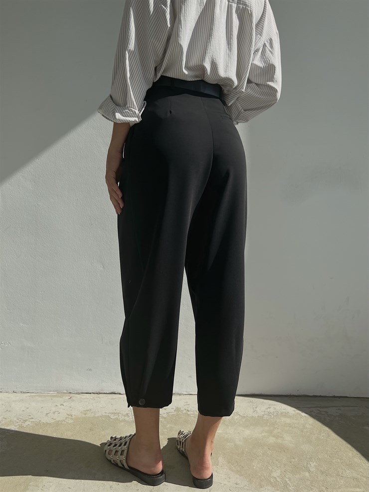 Yüksek Bel Beli Pileli Düğme Detay Geniş Paça Jazmin Kadın Siyah Pantolon 22Y000085