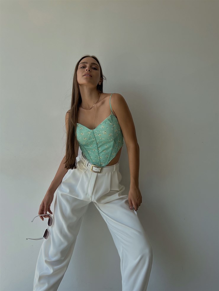 Yüksek Bel Beli Pileli Düğme Detay Geniş Paça Jazmin Kadın Beyaz Pantolon 22Y000085