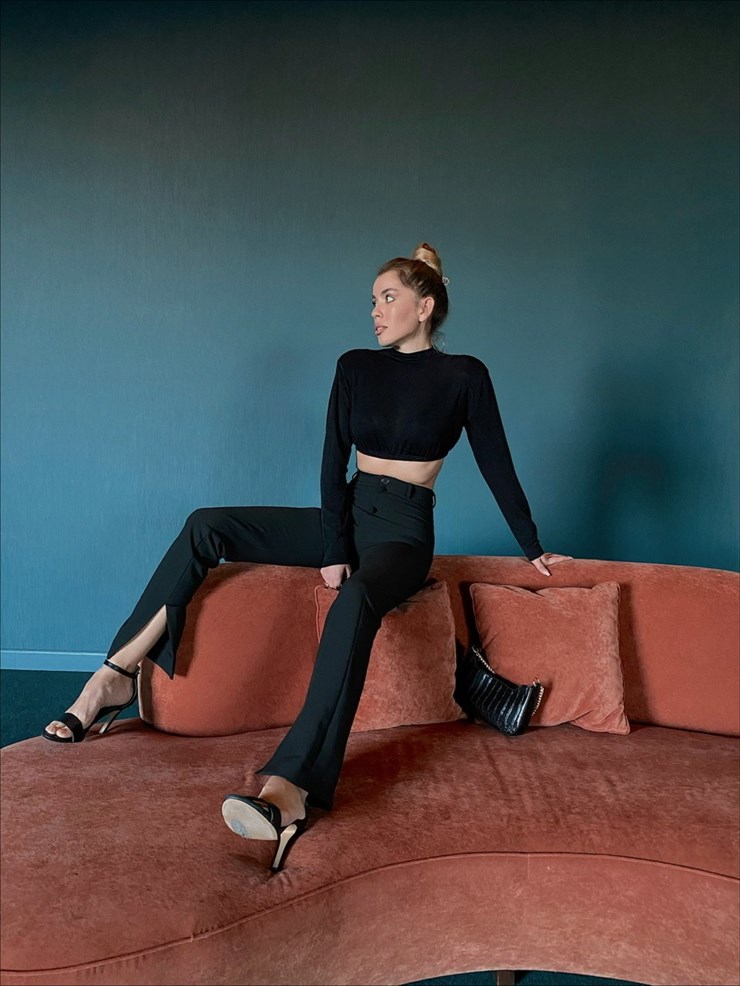 Yüksek Bel Paçası Yırtmaçlı  Berthe Kadın Siyah Pantolon 22K000473